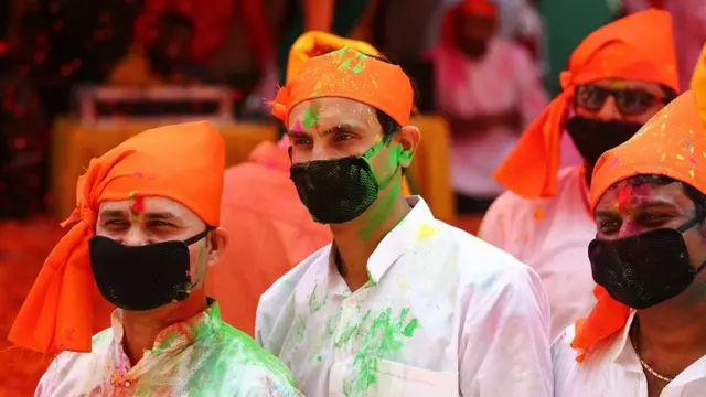 Umat Hindu mengenakan masker saat perayaan Holi Uttar Pradesh, India.