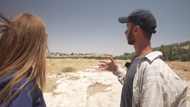 Бизнинг уйларимиз, мактаб, қудуқ ва йўлларимизни бузиб ташлаяптилар", дейди фаластинлик фаол Басил ал-Адраа.