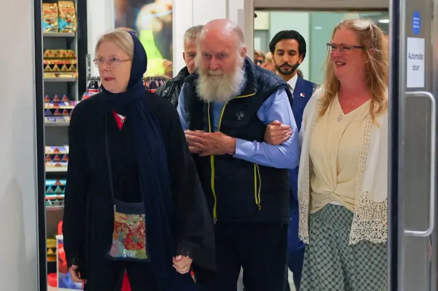 پیټر او باربي له خوشي کېدا وروسته د لندن یوه هوايي ډګر کې