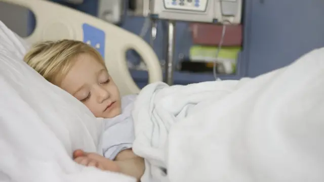 Ребенок в больничной койке