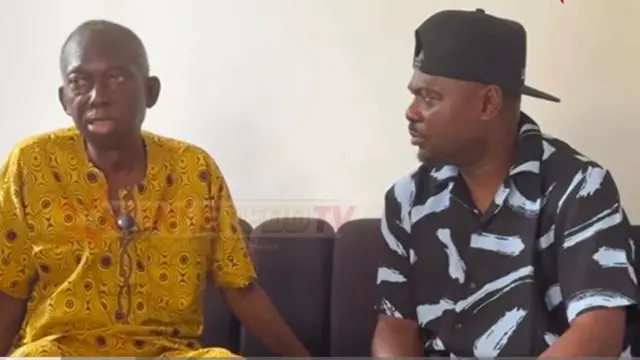 Opebe wọ Ankara aláwọ̀ yẹlo, kò de fìlà, ó jókòó tí Kunle Afod to wọ aṣọ shaati búlúù àti Sokoto dúdú, ó dé fìlà oloyinbo to kọ ojú rẹ sẹ́yìn