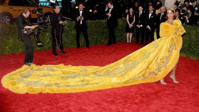 Rihanna com vestido amarelosite de aposta caixacauda longa