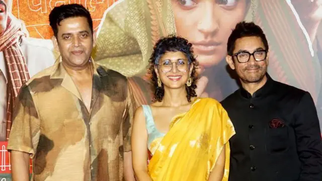 रवि किशन और अपनी पूर्व पत्नी किरण राव के साथ आमिर ख़ान