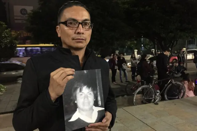 Alexander con cuadro de su padre