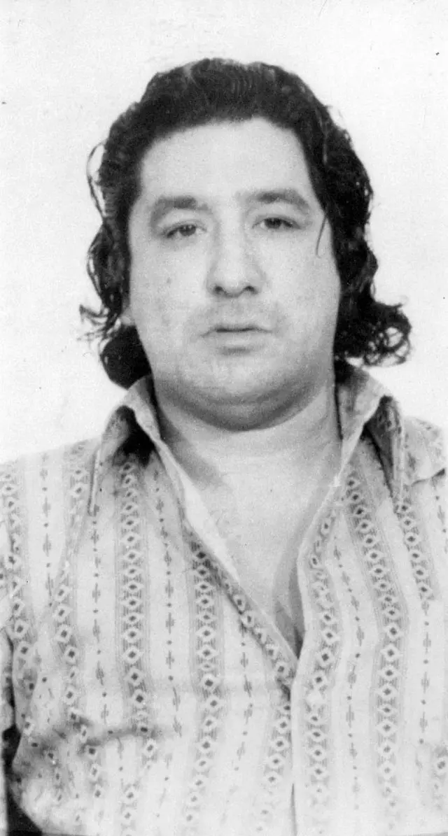 Леонард Пелтиер в 1975 году, полицейское фото.