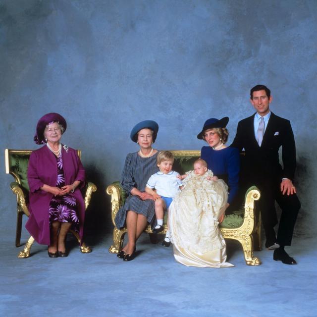 A rainha Elizabeth 2ª com a rainha-mãe, os príncipes William e Harry, Charles e Diana, príncipe e princesa de Gales, após a cerimônia de batismo de Harry
