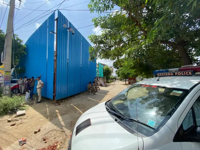 मस्जिद के बाहर पुलिसकर्मी तैनात हैं