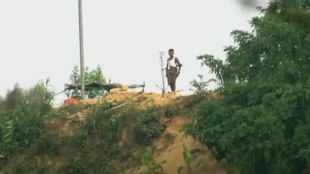 সীমান্তে আরাকান আর্মির সদস্যদের সশস্ত্র পাহারা