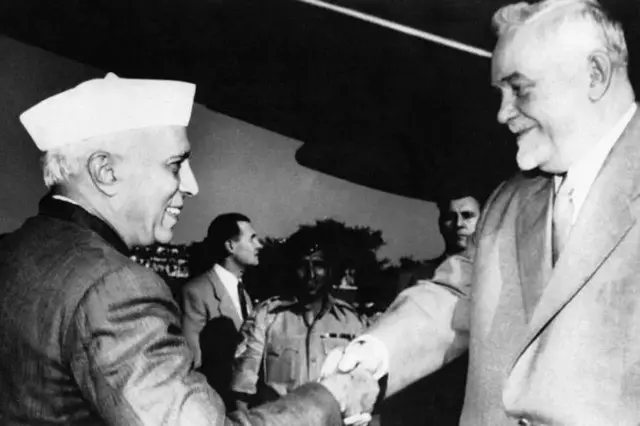 भारताचे पंतप्रधान जवाहरलाल नेहरू आणि माजी सोव्हिएत युनियनचे पंतप्रधान निकोलाई बुल्गानिन