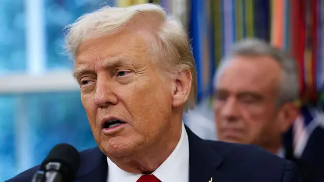 डोनाल्ड ट्रंप ने दावा किया कि भारत और पाकिस्तान के बीच सैन्य संघर्ष के दौरान लड़ाकू विमान गिरे थे.