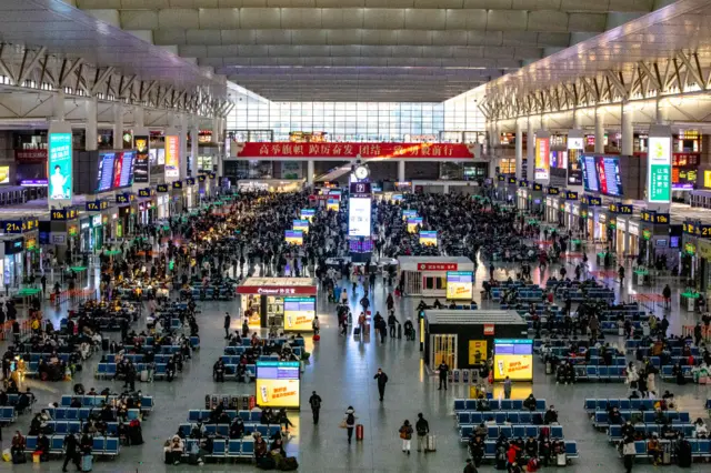 تصویری از یک ایستگاه قطار که با ازدحام مسافران سال نوی چینی روبهروست