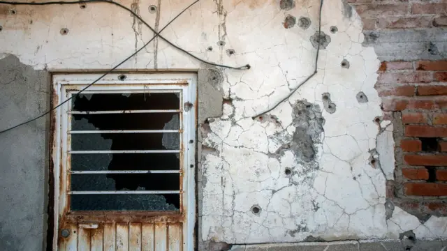 سوراخ گلوله‌ها در اثر درگیری دو کارتل لوس‌ویاگراس و کارتل نسل جدید سی‌جی‌ان‌جی