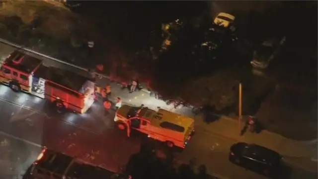 லாஸ் ஏஞ்சல்சில் இருந்து 40 மைல் தொலைவில் துப்பாக்கிச் சூடு நடந்த தௌசன்ட் ஓக்ஸ் பார் முன்பு வரிசையில் நிற்கும் வாகனங்கள்.