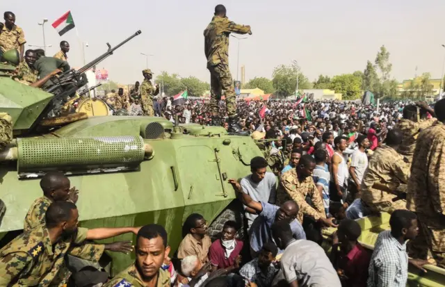 Nan ma sojojin Sudan ne a birnin Khartoum inda suke murnar hambare al-Bashir daga mukaminsa tare da daruruwan dubban mutane.