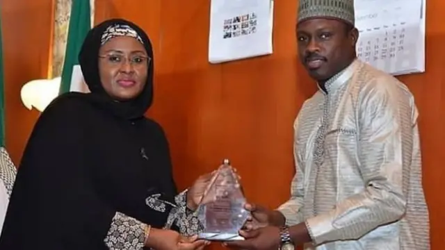 Ali Nuhu yana karbar lambar yabo daga wurin Aisha Buhari, mai dakin shugaban Najeriya Muhammadu Buhari