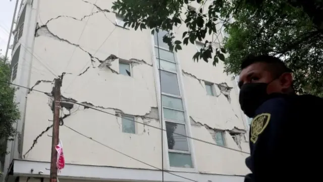 Поврежденное здание в Мехико