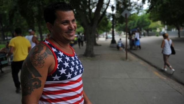 Un hombre en Cuba con una camiseta con la bandera de Estados Unidos.