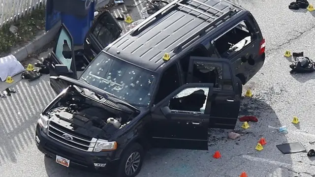 Los restos de la camioneta donde fueron acribillados por la policía Syed Rizwan Farook y Tashfeen Malik, tras haber masacrado a 13 personas en San Bernardino, California