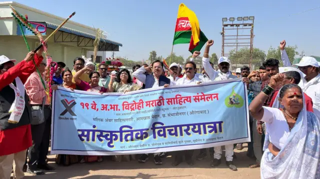 विद्रोही साहित्य संमेलनाच्या उद्घाटनाआधी निघालेली सांस्कृतिक विचारयात्रा