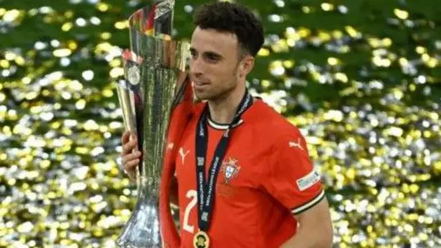 Diogo Jota pẹlu ife ẹyẹ 