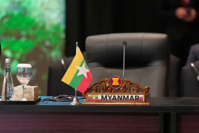 ၂၀၂၄ အာဆီယံအလှည့်ကျဥက္ကဋ္ဌ အင်ဒိုနီးရှားနိုင်ငံမှာ ပြုလုပ်တဲ့အာဆီယံ ထိပ်သီးဆွေးနွေးပွဲတစ်ခုအတွင်း ကိုယ်စားပြုသူ မဲ့နေတဲ့ မြန်မာနိုင်ငံအလံတပ် စားပွဲနဲ့ ထိုင်ခုံကို မြင်ရတာဖြစ်ပါတယ်။ 