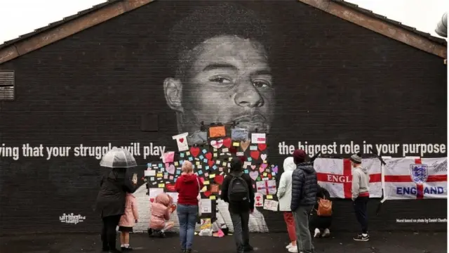 応援メッセージで「修復」されたラッシュフォード選手の壁画