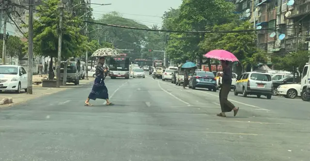 နွေအပူကို အံတုသွားလာနေကြသူတွေ