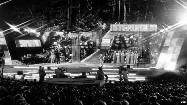 Црно-бела фотографија музичара на бини