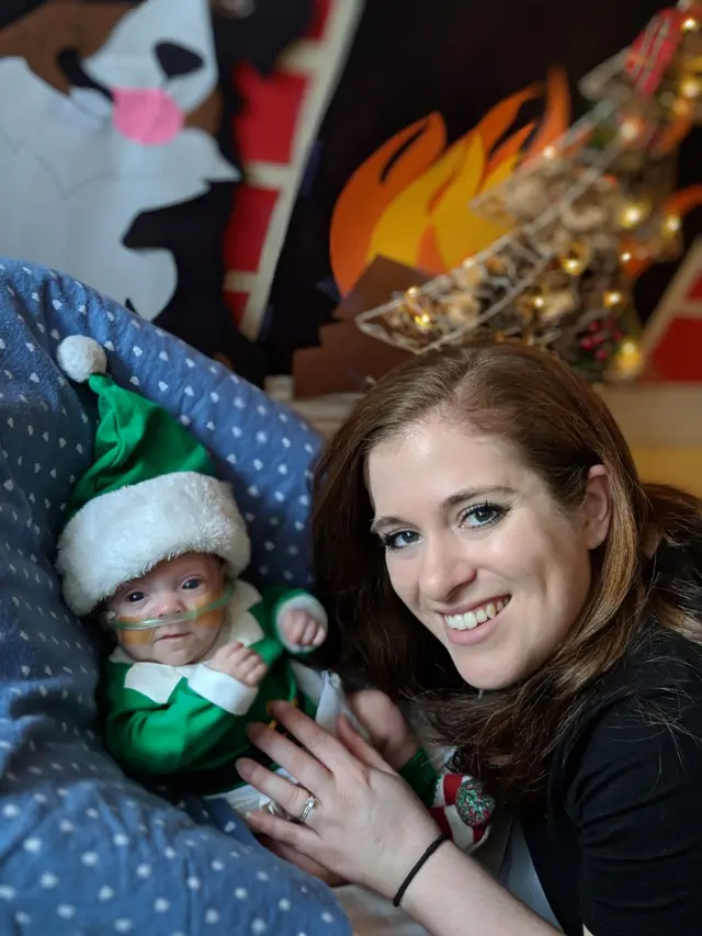 Connor fantasiado de duende para o Natal de 2018, ao lado da mãe