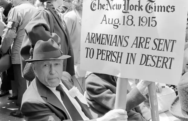 Ermeni Soykırımını Anma Günü etkinliğine elinde bir pankartla katılan bir katılımcının siyah beyaz fotoğrafı, New York, Nisan 1987