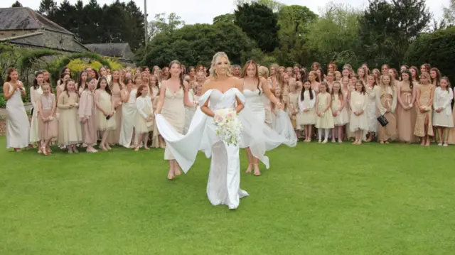 Mlada se sprema da baca bidermajer, iza nje je više od 90 deveruša