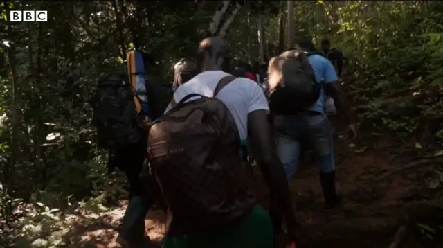 ผู้อพยพหันหลัง