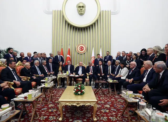 TBMM'deki resepsiyonda siyasiler yan yana oturuyor