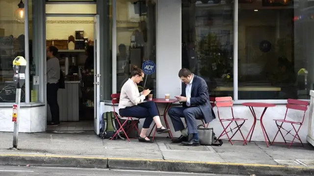 Pareja tomando café.