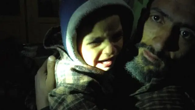 ਬਾਬਰ ਅਹਿਮਦ ਦੀ ਤਿੰਨ ਸਾਲ ਦੀ ਧੀ ਆਪਣੇ ਚਾਚਾ ਦੀ ਗੋਦ ਵਿੱਚ