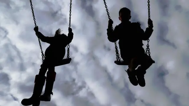 Deca na ljuljaškama