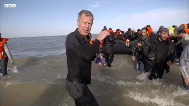 په انګریز تنګي کې د بی‌بي‌سي خبریال د ناقانون کډوالو را اوښتو پر مهال راپور ورکوي.