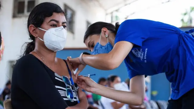 Mexicana vacunándose