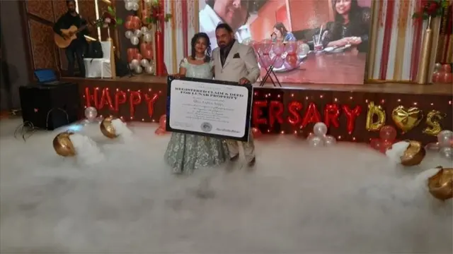 వివాహ వార్షికోత్సవం కూడా చంద్రుడి మీద జరిగిన భావన కలిగేలా ఏర్పాట్లు చేశారు