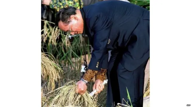 1992 साली विद्रोही जनरल सुचिंद क्रपरायनू यांनी प्रधानमंत्री बनण्याचा प्रयत्न केला आणि त्यांच्या विरोधात झालेल्या प्रदर्शनांवर गोळ्या चालवण्यात आल्या. यानंतर राजाने सुचिंद आणि लोकतंत्राचं समर्थन करणारे नेते चामलंग श्रीमुआंग यांना राजशाही परंपरेचं पालन करत गुडघ्यावर चालत राज दरबारात हजर राहण्याचं सागितलं. प्रधानमंत्री थाकसिन शिनावाट यांच्या कारकीर्दीत अनेक वेळा राजाला हस्तक्षेप करण्यासाठी सांगण्यात आलं, पण त्यांनी ते टाळलं. एप्रिलमध्ये झालेल्या निवडणुका थाकसिन जिंकले होते. पण, न्यायालयाने त्यांना रद्दबातल ठरवलं होतं.