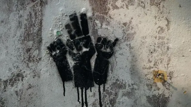 মিয়ানমারের সেনাশাসনের বিরুদ্ধে বিপ্লবের প্রতীক তিন আঙল তুলে সালাম