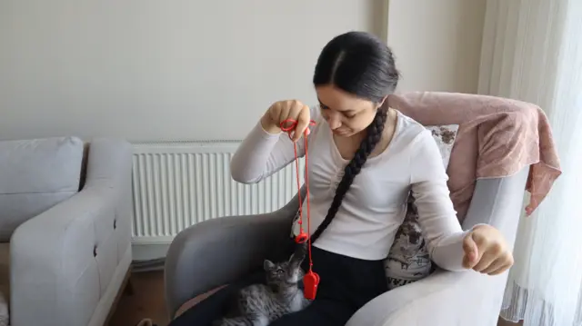 Mutlu Kaya ve kedisi.