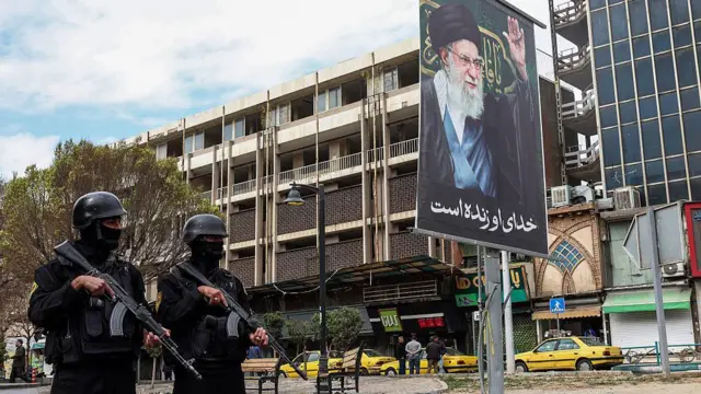 युद्ध के अगले दिन की सुबह ईरान के सुप्रीम लीडर की मौत पर शोक जताने वाले कार्यक्रम दिखने लगे