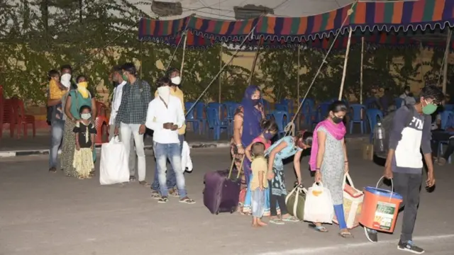 రాయలసీమ జిల్లాల నుంచి రైళ్ళలో సొంత ఊళ్ళకు పయనమైన వలస కార్మికులు