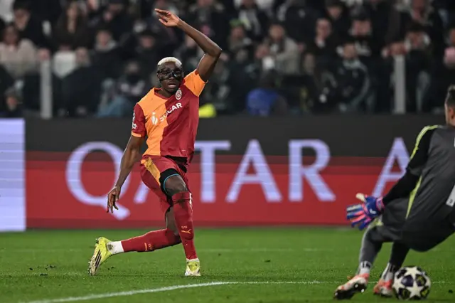 Osimhen'in vurduğu top kalecinin ayaklarının sağından geçerek kaleye giderken