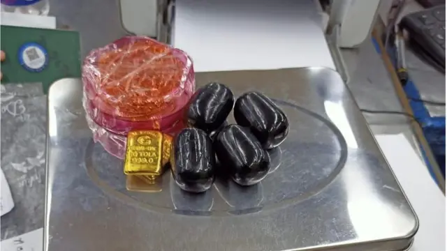 কালো স্কচ টেপে মোড়ানো স্বর্ণ