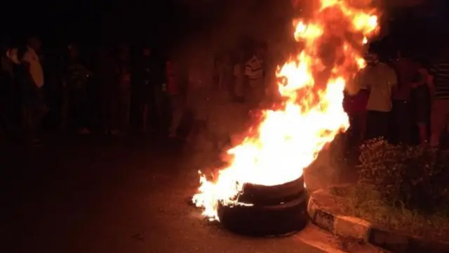 இலங்கை வன்முறையில் ஒருவர் உயிரிழப்பு; வீடுகள், கடைகளுக்கு தீவைப்பு