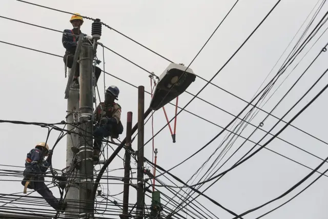Para petugas sedang melakukan pemeliharan jaringan listrik.