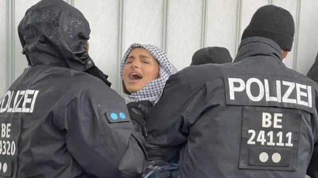 Activistas pro-palestinos se reúnen en la estación de metro Turmstraße, en Berlín (Alemania), para mostrar su apoyo a los 5 de Ulm. 26 de octubre de 2025.