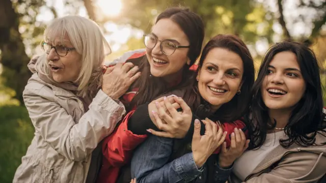 birbirlerine sarılmış kadınlardan oluşan bir grup